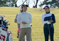 　練習ラウンドの合間に笑顔を見せる古江彩佳（左）。右は高橋彩華（撮影・開出牧）