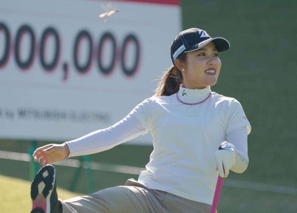 　１５番、ホールインワンになりそうなティーショットを放ち右足を上げる古江彩佳（撮影・開出牧）