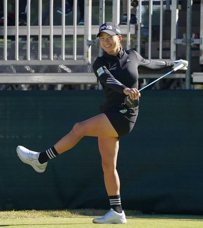 　１番、ティーショットの前に笑顔でストレッチをする渋野日向子（撮影・開出牧）