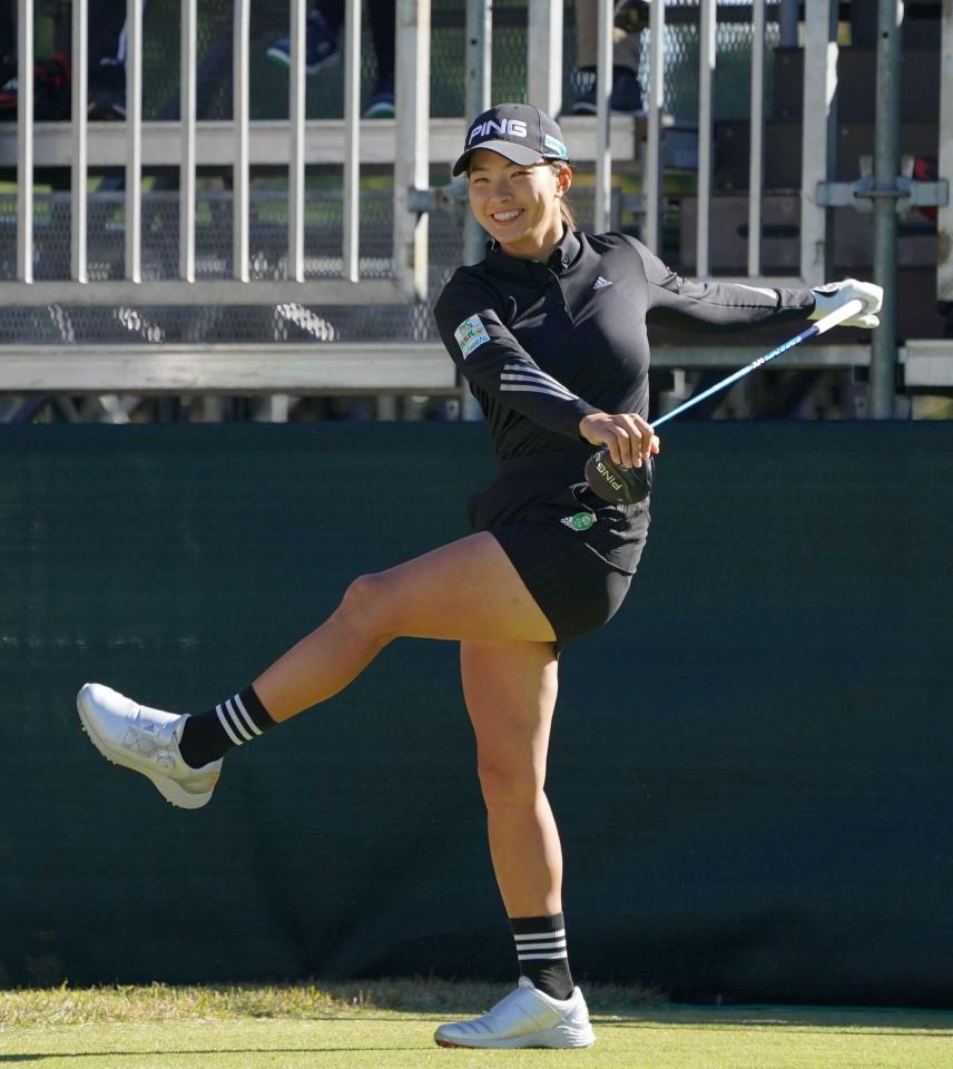 　１番、ティーショットの前に笑顔でストレッチをする渋野日向子（撮影・開出牧）