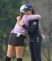 　優勝を争ったペ・ソンウ（左）と抱き合う渋野日向子