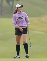 　１８番、プレーオフでイーグルパットを外すペ・ソンウ（撮影・開出牧）