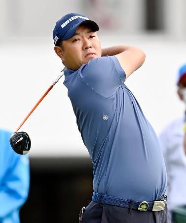 薗田が６５で単独首位男子ゴルフ第１日