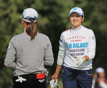 　通算６アンダーでホールアウトする稲見萌寧（右）。左は渋野日向子