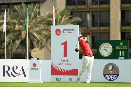 　アジア太平洋女子アマチュア選手権第１ラウンド、１番でティーショットを放つ橋本美月＝１０日、アブダビＧＣ（Ｒ＆Ａ提供・ゲッティ＝共同）