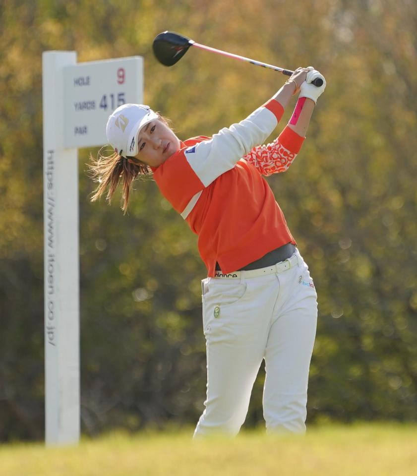 　９番、ティーショットを放つ稲見萌寧（撮影・開出牧）