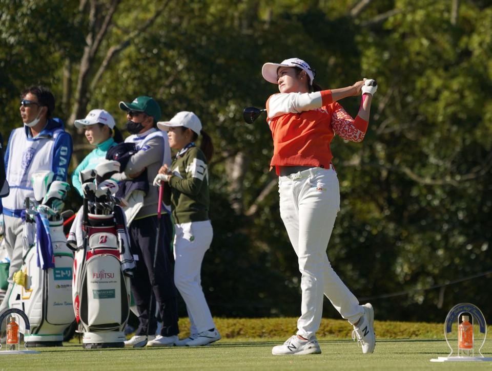 　７番、ティーショットを放つ稲見萌寧（手前）。後方左から同組の小祝さくら、古江彩佳（撮影・開出牧）
