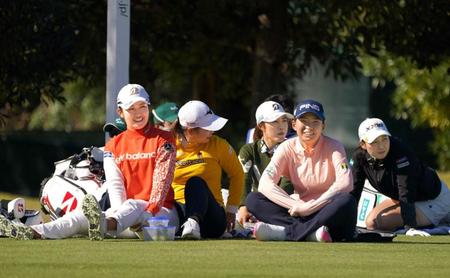 　７番、強風による“渋滞”でティーショットの順番を待つ（左から）稲見萌寧、西郷真央、古江彩佳、渋野日向子、小祝さくら（撮影・開出牧）