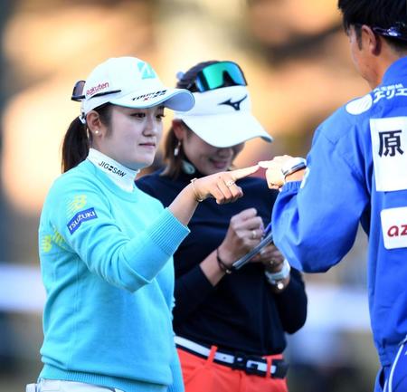 　１８番、ホールアウトした稲見萌寧は人さし指を合わせる（撮影・北村雅宏）