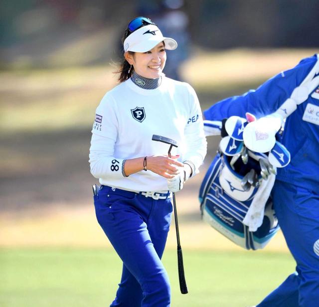 原英莉花 7バーディー、自己ベスト64 1年ぶり首位発進「優勝したい」