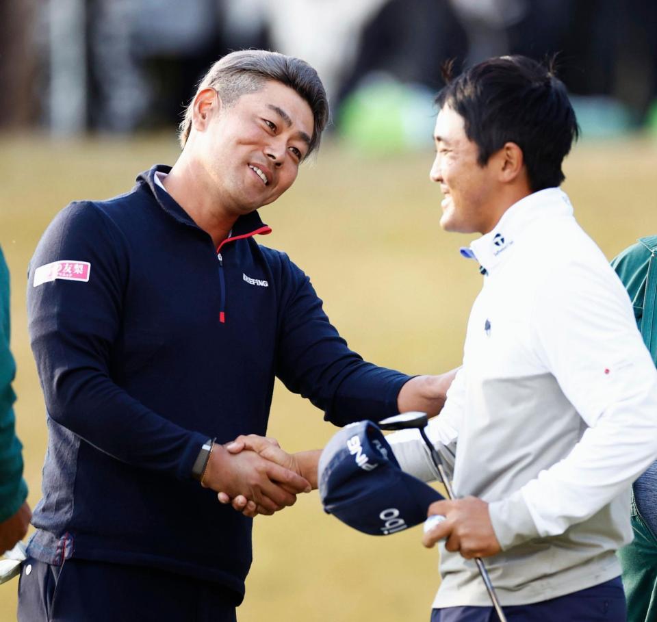通算６アンダーで優勝し、金谷拓実（右）と健闘をたたえ合う谷原秀人
