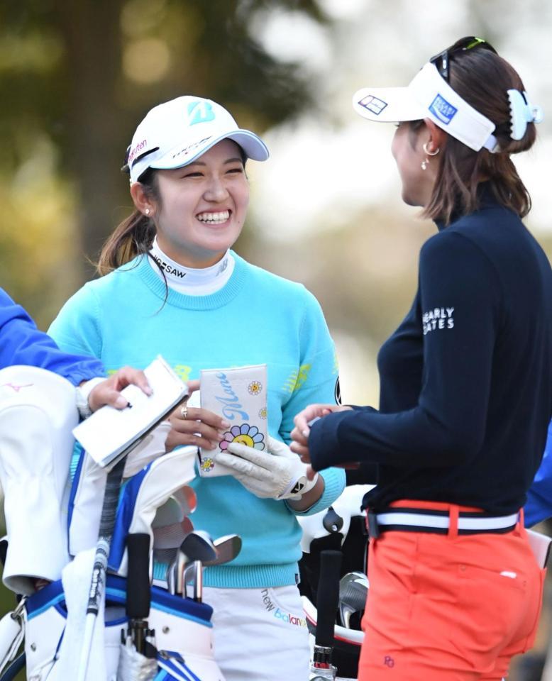 　１７番、ティーグラウンドで原英莉花（右）と談笑する稲見萌寧（撮影・北村雅宏）