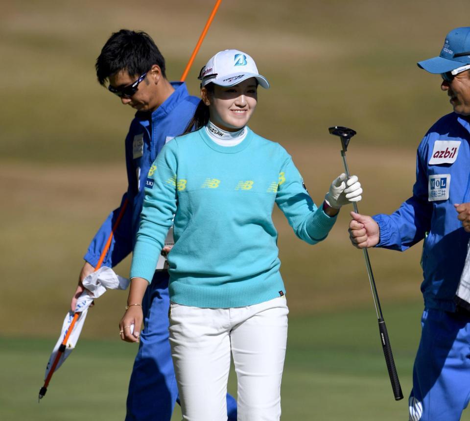 　４番、バーディーを奪い、笑顔を見せる稲見萌寧（撮影・北村雅宏）