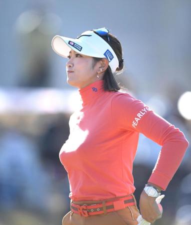 　１６番、パーセーブし上を向くた原英莉花（撮影・北村雅宏）