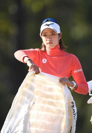 　１番、バーディーを奪い、上着をまとう原英莉花（撮影・北村雅宏）