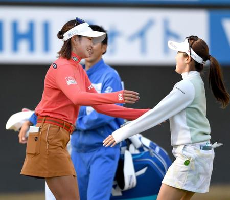 　１８番、ホールアウトした原英莉花は西村優菜（右）と抱き合う（撮影・北村雅宏）