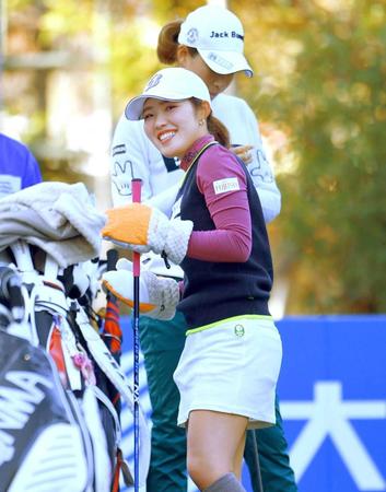 　１０番、ティーグラウンドで満面の笑みを見せる古江彩佳（撮影・北村雅宏