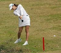 第４ラウンド、16番でラフから第２打を放つ渋野日向子。通算６アンダーで24位＝マグノリアグローブ（共同）