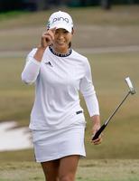 第４ラウンド、18番でバーディーを決め、拍手に応える渋野日向子。通算６アンダーで24位＝マグノリアグローブ（共同）