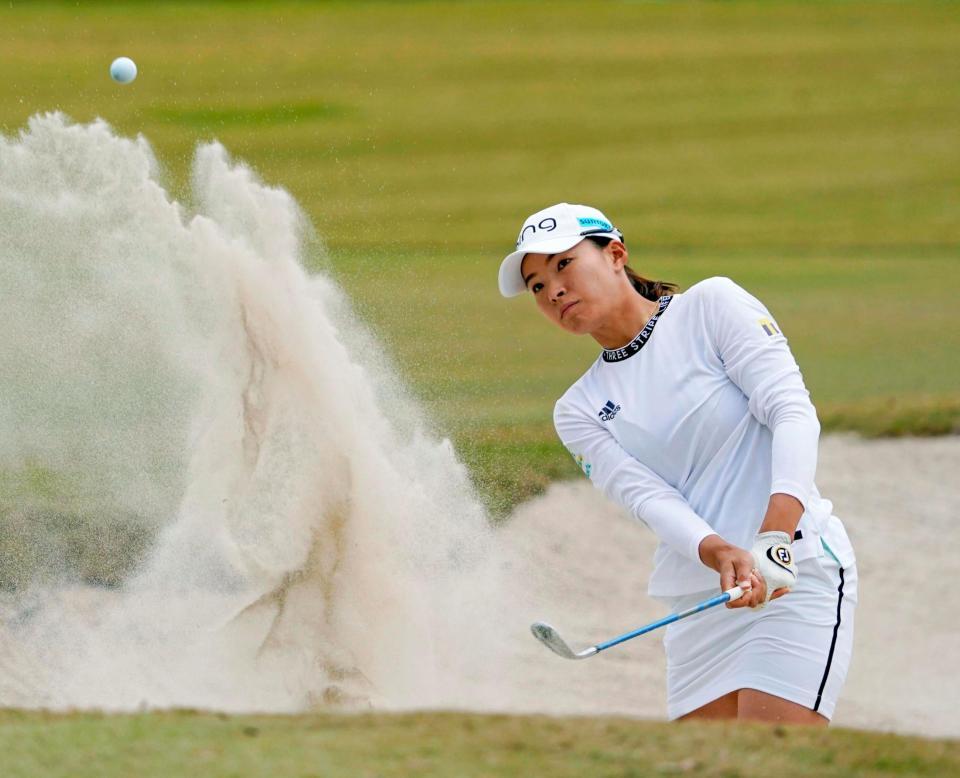 第４ラウンド、10番でバンカーショットを放つ渋野日向子。通算６アンダーで24位＝マグノリアグローブ（共同）