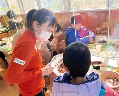 　熊本の子どもたちと交流する笠りつ子（ゾーン提供）