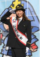 　一日警察署長を務め、制服姿で敬礼する安田祐香＝兵庫県・生田警察署（撮影・北村雅宏）