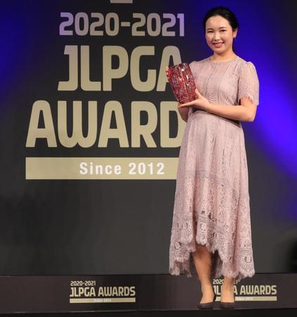 　メディア賞「ベストコメント」部門を受賞した小祝さくら（代表撮影）