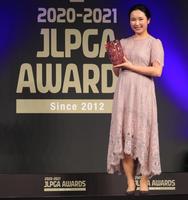 　メディア賞「ベストコメント」部門を受賞した小祝さくら（代表撮影）