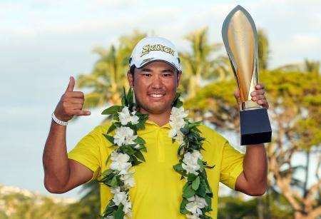　プレーオフを制して米男子ゴルフのソニー・オープンで優勝し、アジア勢最多に並ぶ米ツアー通算８勝目を挙げた松山英樹＝１６日、米ハワイ州ホノルルのワイアラエＣＣ（ゲッティ＝共同）