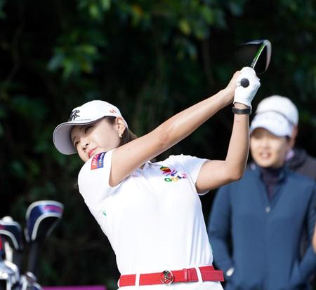 　練習ラウンドでティーショットを放つイ・ボミ（撮影・山口登）