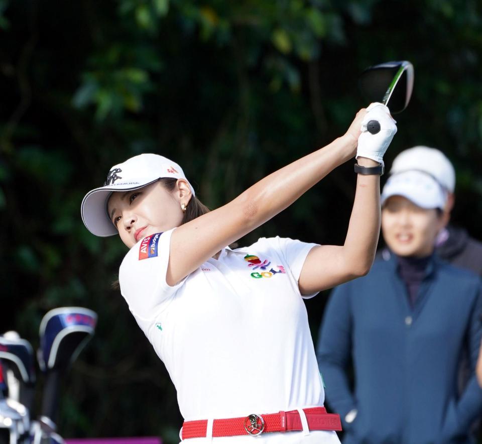 　練習ラウンドでティーショットを放つイ・ボミ（撮影・山口登）