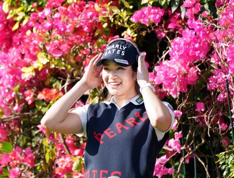 　練習ラウンド後、笑顔で取材に応じる原英莉花（撮影・山口登）