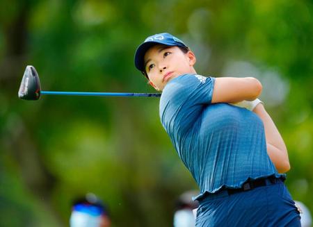 　１番でティーショットを放つ渋野日向子