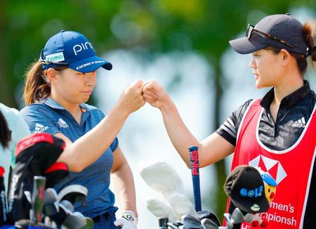 　１番でスタート前にキャディー（右）とタッチを交わす渋野日向子