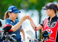 　１番でスタート前にキャディー（右）とタッチを交わす渋野日向子