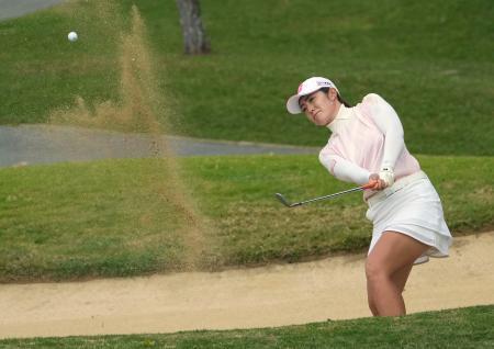 黄が首位、渡辺１打差の２位女子ゴルフ第２日