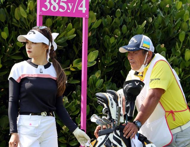 臼井麗香のキャディー 帽子にウクライナ国旗 反戦訴え「一刻も早く