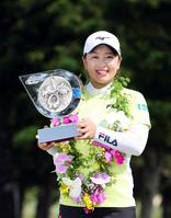 　西郷は初優勝を飾り、トロフィーを手に笑顔を見せる（撮影・山口登）