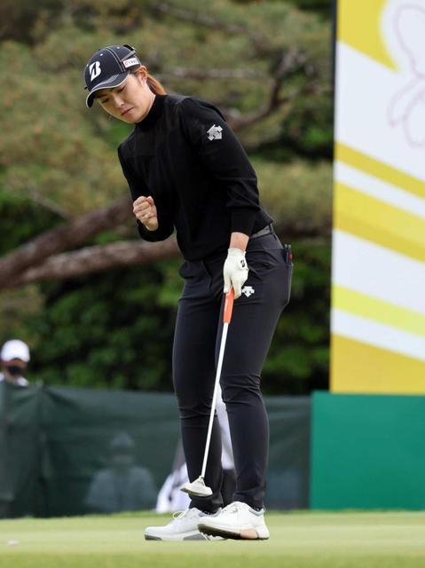 渡辺彩香 バンカーでパター 左打ち 価値ある一打でパーセーブ 開幕戦連覇へミラクル首位 ゴルフ デイリースポーツ Online 渡辺彩香 バンカーでパター 左打ち 価値ある一打でパーセーブ 開幕戦連覇へミラクル首位 ゴルフ デイリースポーツ Online