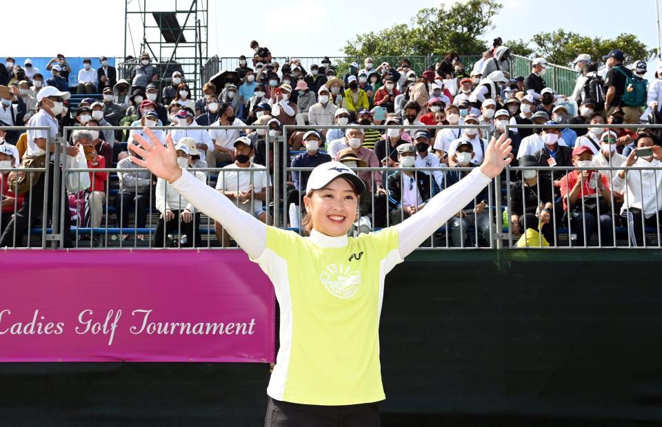 　初優勝を決めた西郷はギャラリーを背に笑顔を見せる（撮影・山口登）