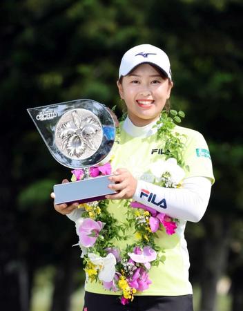 　初優勝を飾り、トロフィーを手に笑顔の西郷