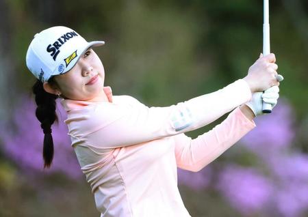 　９番のティーショット後、ボールの行方を追う内田ことこ