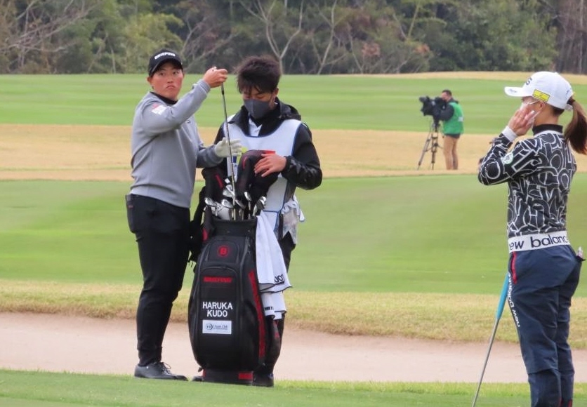 　工藤遥加とキャディーで弟の拓也氏