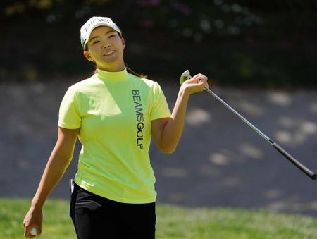 　通算１アンダーでホールアウトした渋野日向子（共同）