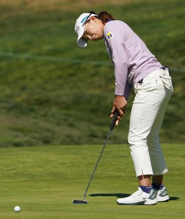 　最終ラウンド、１７番でパットを放つ渋野日向子（共同）