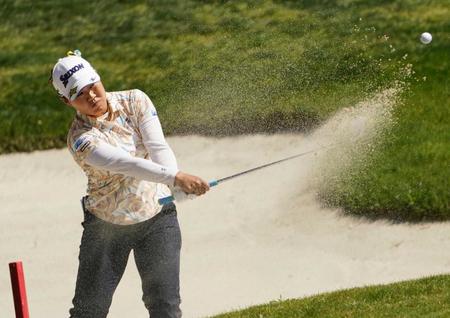 　最終ラウンド、８番でバンカーショットを放つ畑岡奈紗（共同）