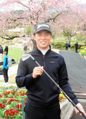 　得意クラブの７番アイアンを手に国内開幕戦へ意気込む桂川有人