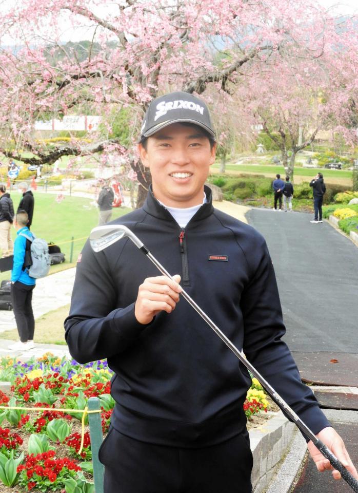 　得意クラブの７番アイアンを手に国内開幕戦へ意気込む桂川有人