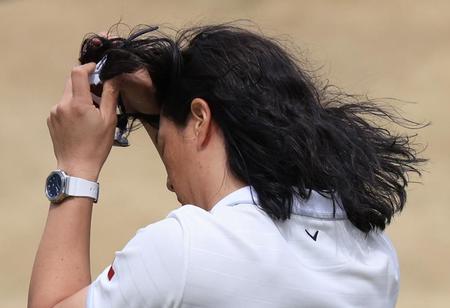 　サングラスが髪に絡まる石川遼