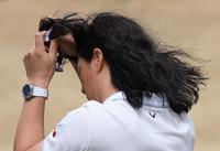 　サングラスが髪に絡まる石川遼